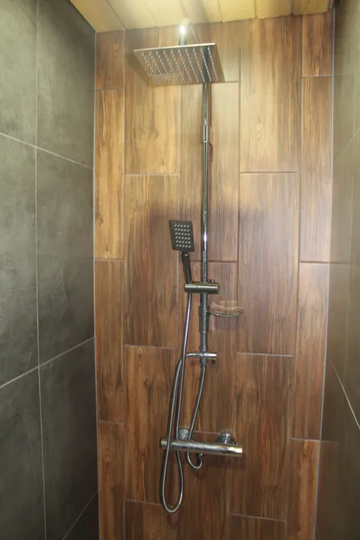 Дом с панорамными окнами и видом на озеро