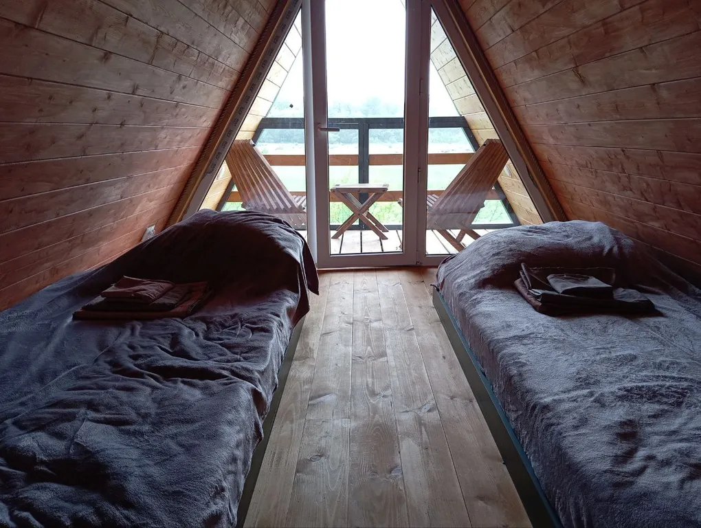 Уютный дом на берегу берегу реки