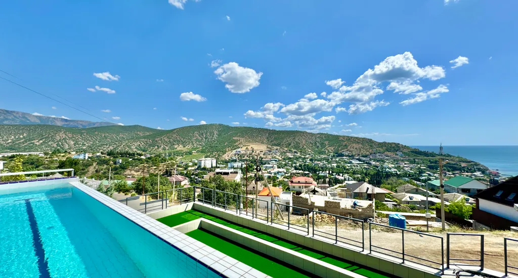 Дом с видом на горы и море