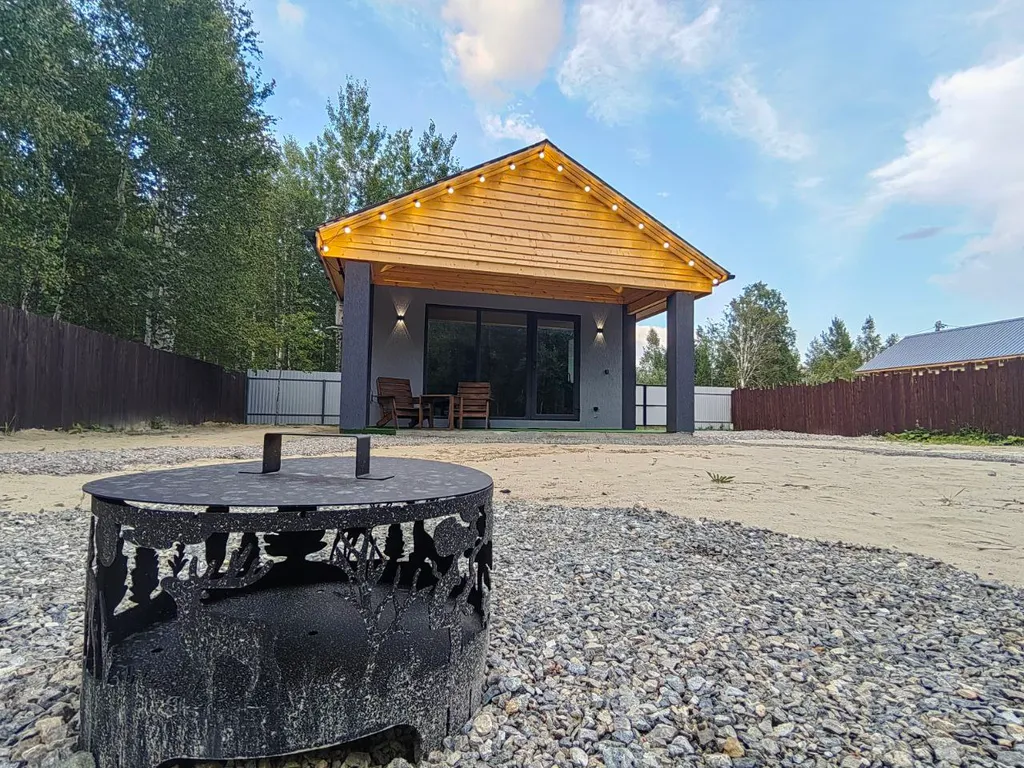 Уединенный домик возле леса