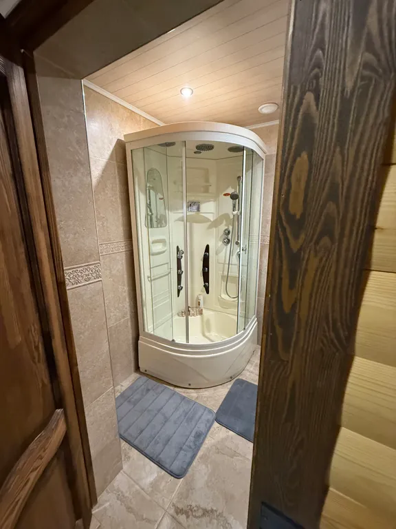 Двухэтажный дом из сруба а Теберде с баней с видом на горы и реку