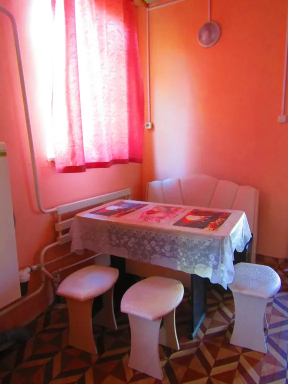 Дом с двумя спальнями и крыльцом с садовой мебелью