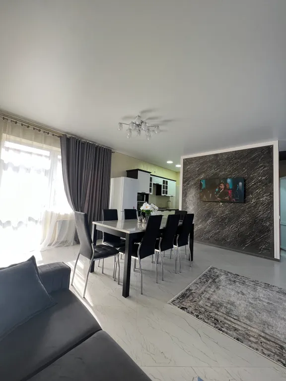 Новый двухэтажный дом на берегу моря, есть все необходимое