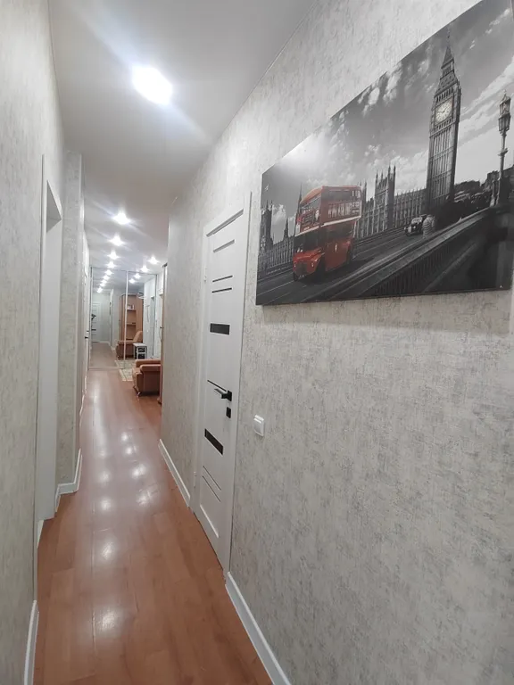 Трёхкомнатная квартира с раздельными комнатами, балконом в центре