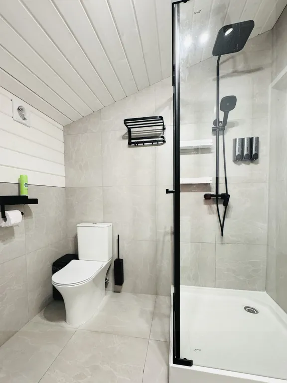 Дом у реки в сосновом лесу