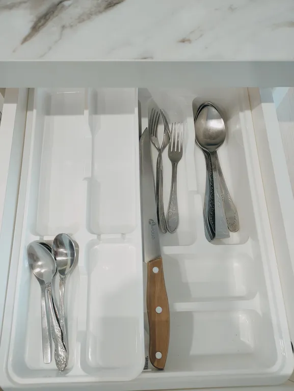 Светлая евро-двушка с горным пейзажем от художника