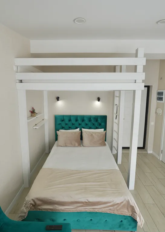 Светлая студия с панорамным окнами на горы напротив отеля Мариотт