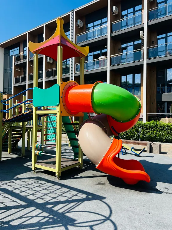 Двухуровневая квартира с бассейном на территории