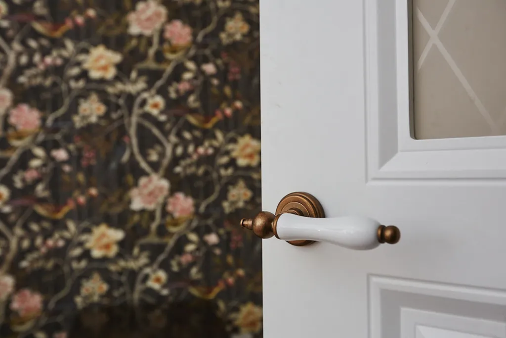 Уютный светлый дом в окружении природы