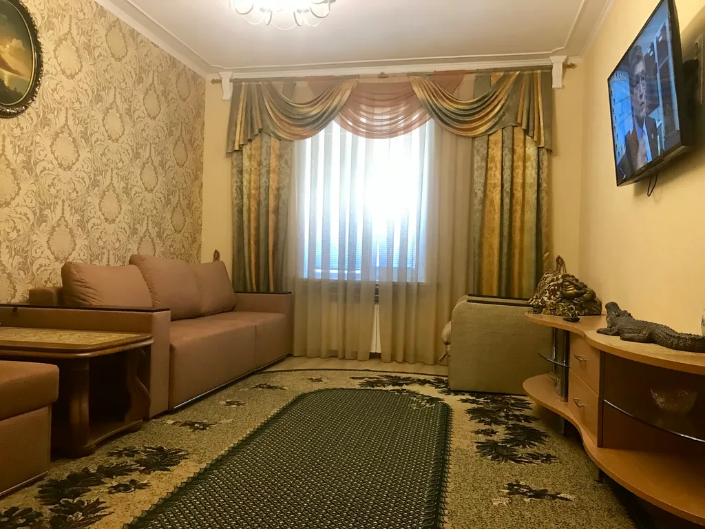 Крупногабаритная двушка с отдельным входом в центре, парковка