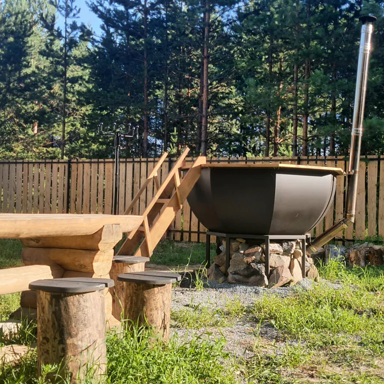 Домик под соснами