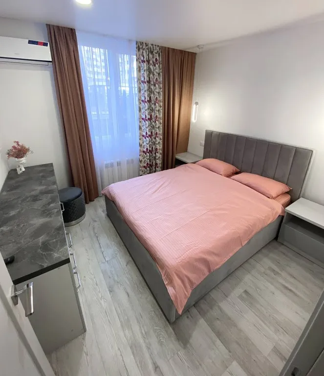 Квартира Квартира Жк альпийский квартал, жд рядом, 15 этаж, 2 кровати, балкон, вид -двор — Сочи
