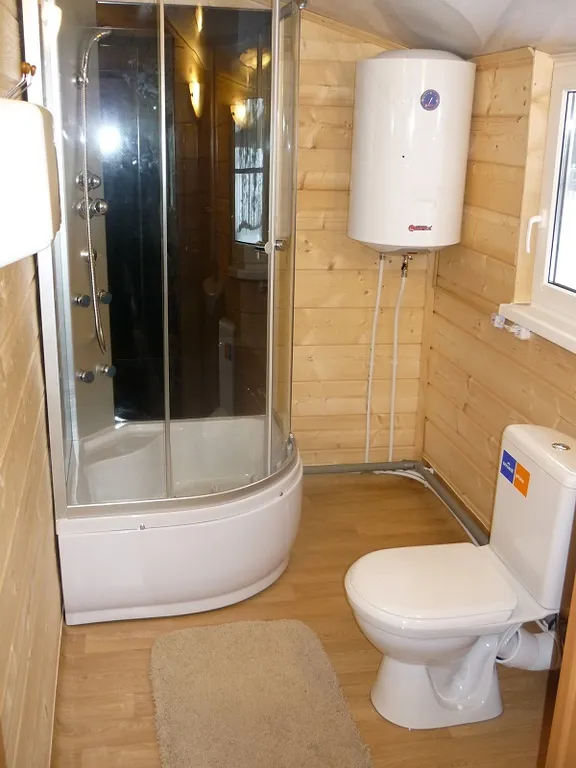 Дом на берегу с баней и лодкой