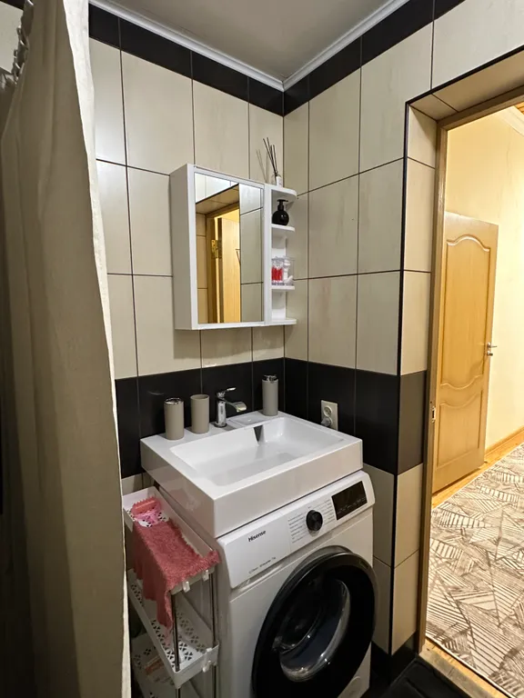 Уютный домик аквамарин у водопада и леса