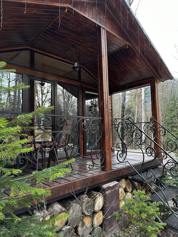 Уютный домик в чаще леса