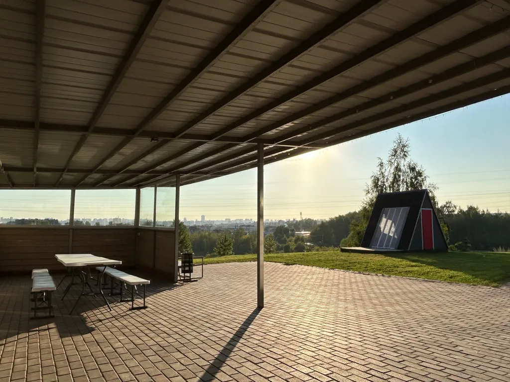 Гостевой дом среди леса с видом на озеро и город