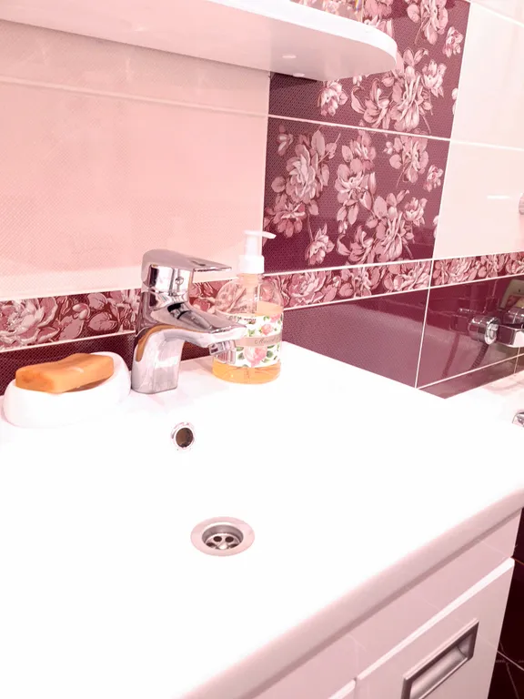 Новая евротрешка в центре города с красивым видом из окон