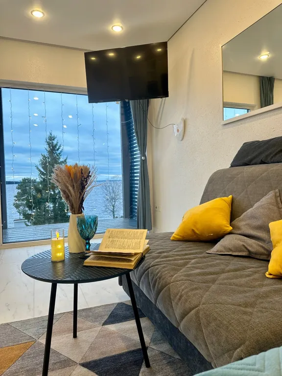 Студия с панорамными окнами с видом на озеро