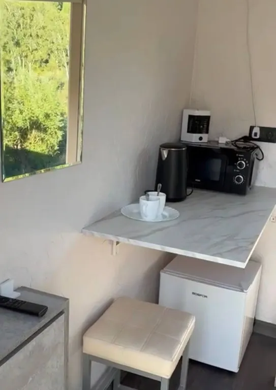 Номер с панорамным видом на горы и речку.