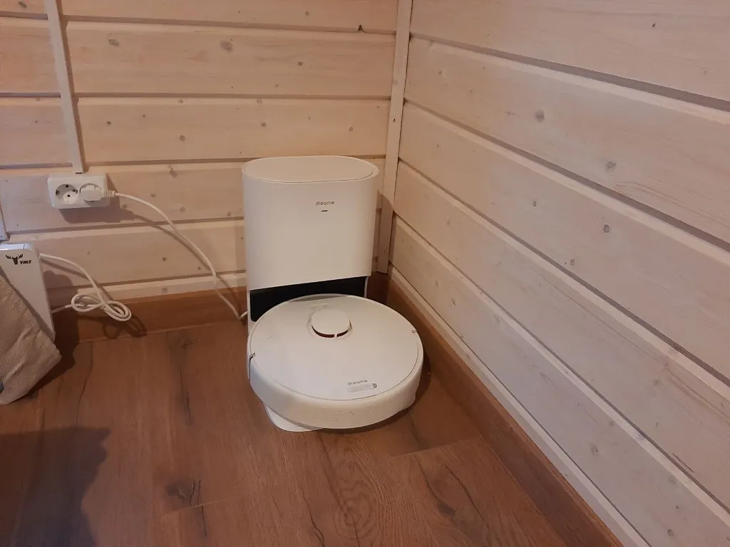 Дом в  соснах.