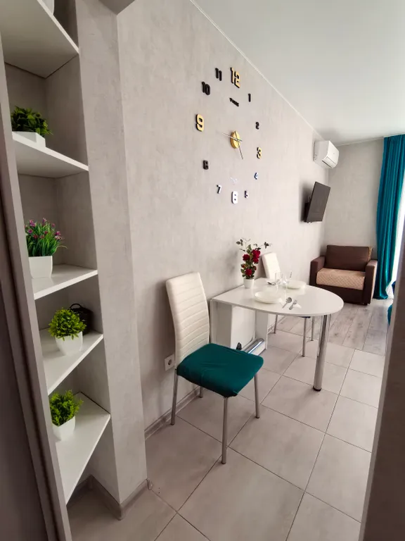 Студия с видом на город