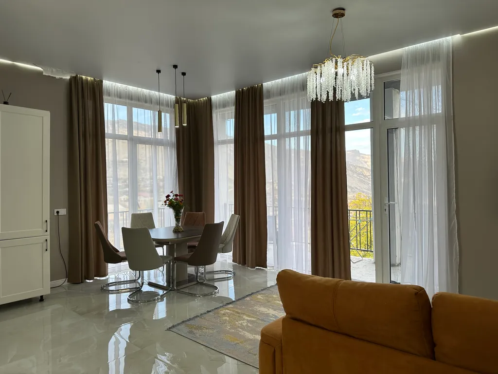 Второй этаж панорамного дома среди вершин