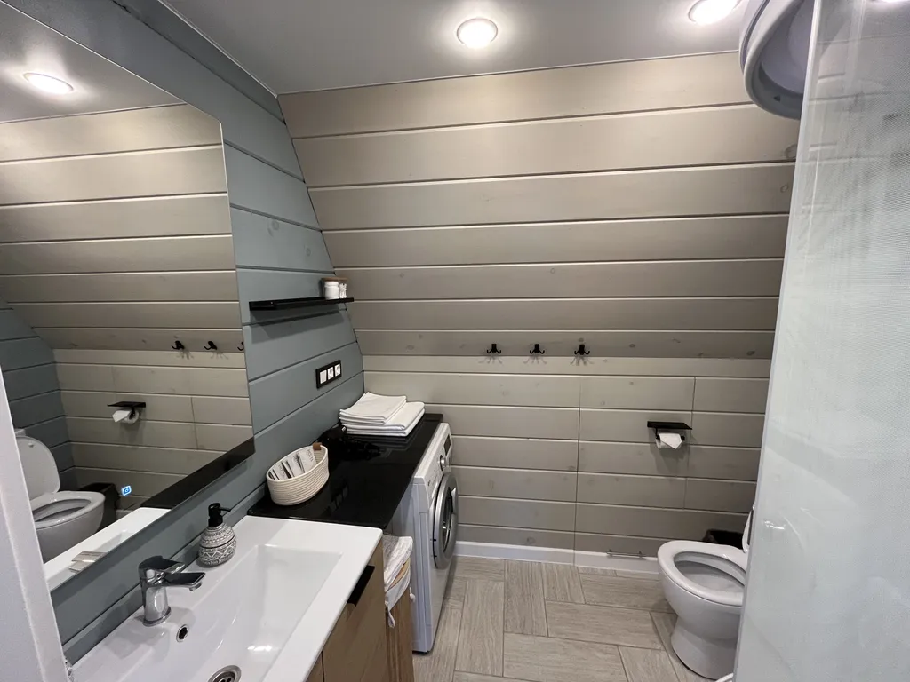 Уютный треугольный домик в лесу