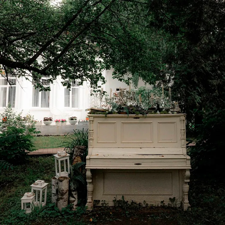 Белоснежная веранда и усадьба