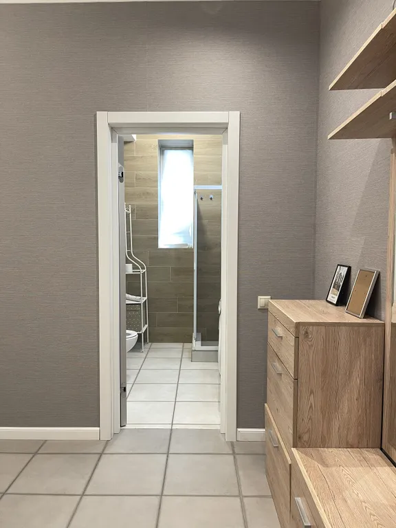 Дизайнерская квартира с бассейном и выделенной спальней