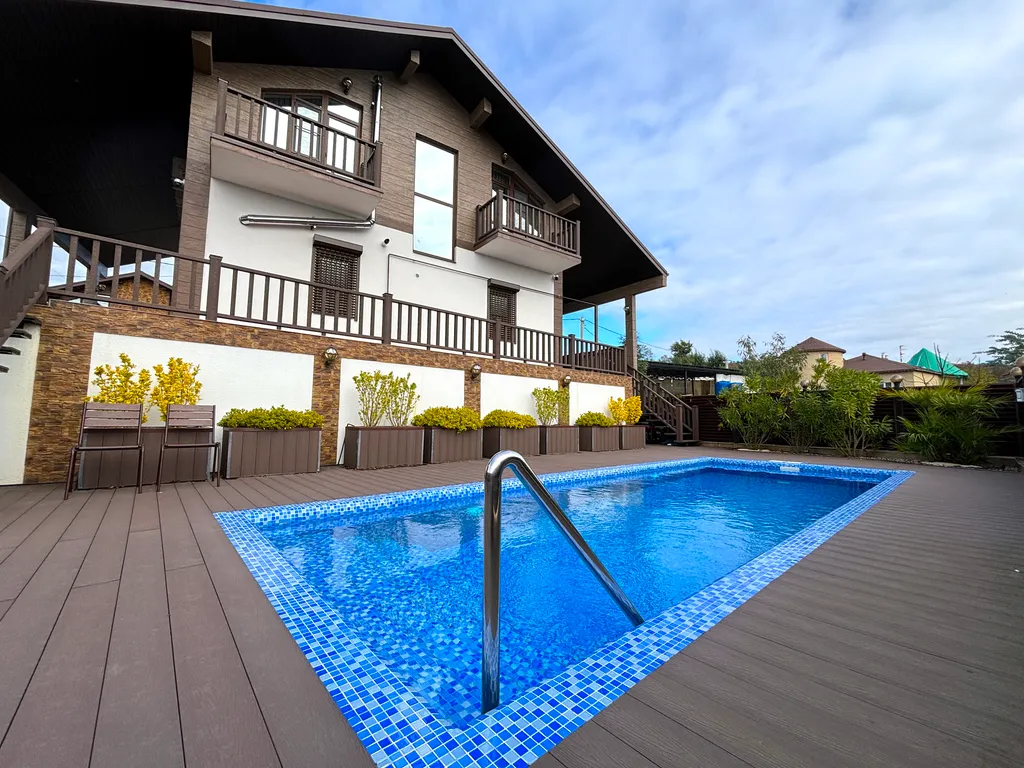 Шале Tech с подогреваемым бассейном и 4 спальнями