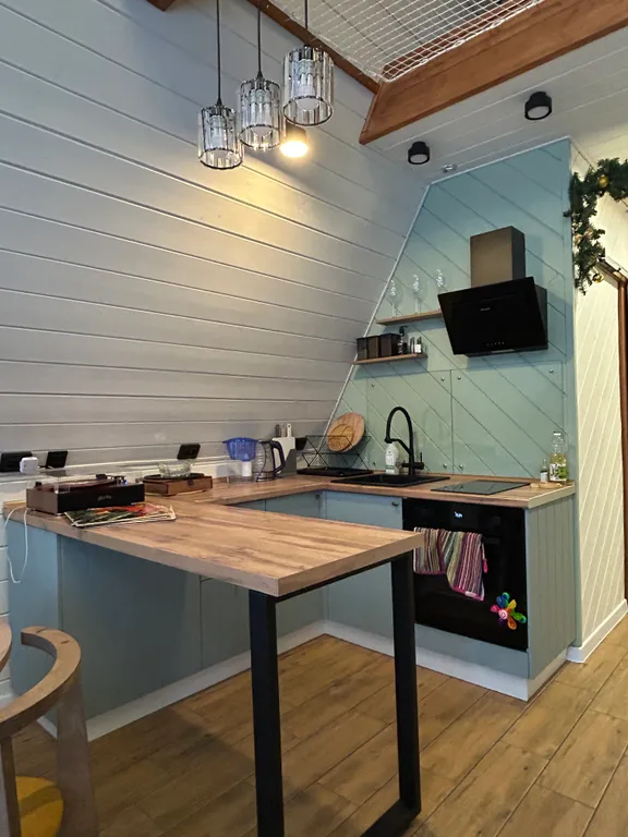 Современный треугольный эко дом