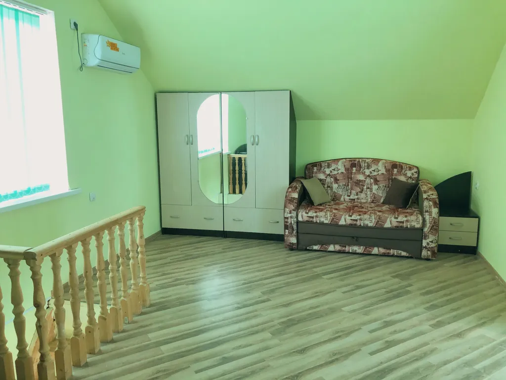 Домик у моря с балконом