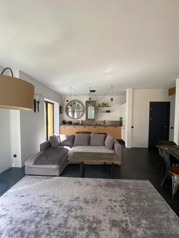 Стильная квартира с видом на озеро