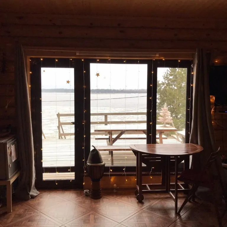 Частный дом на берегу реки Волги