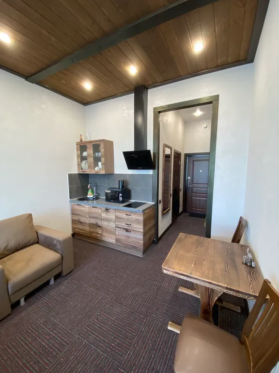 Апартаменты на Солнечной Долине с видом на пруд, горы, долину