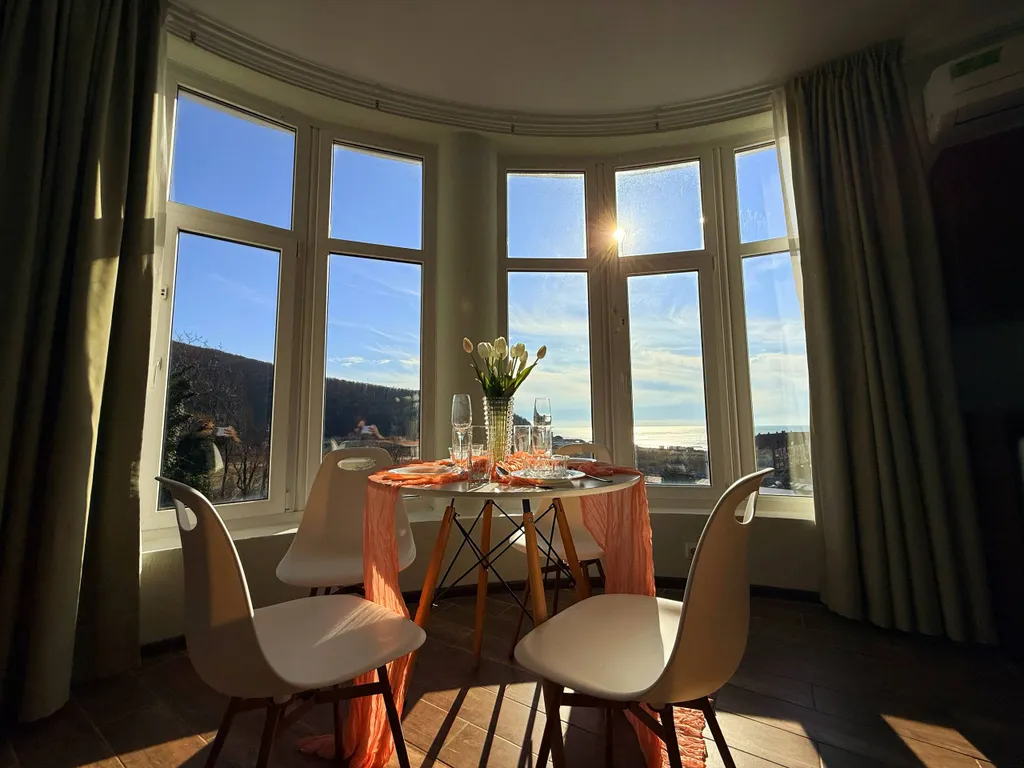 Апартаменты с видом на море. 3 минуты до пляжа. Для пятерых