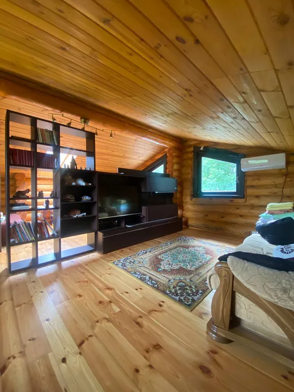 Дом на берегу реки с баней