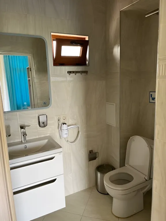 Номер на двоих в уютном отеле с ухоженной территорией на берегу моря