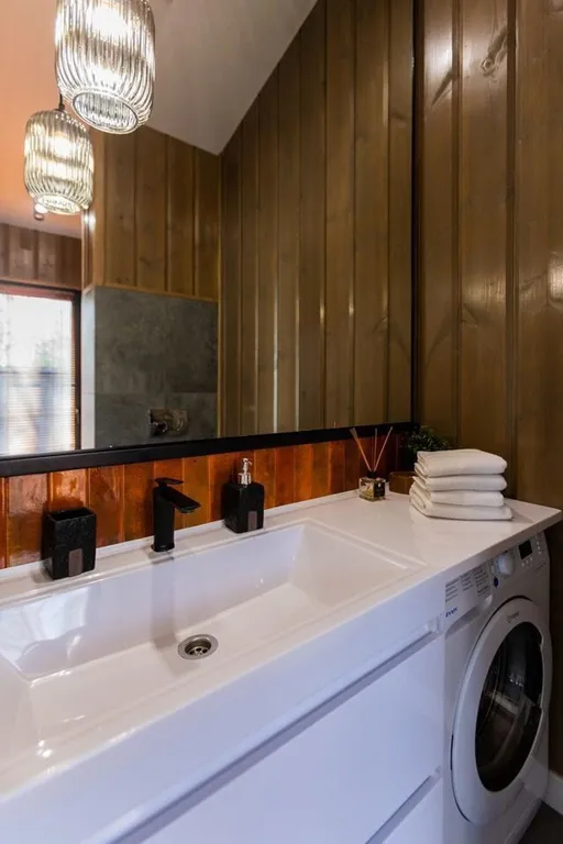 Дизайнерский панорамный дом с сауной в хвойном лесу