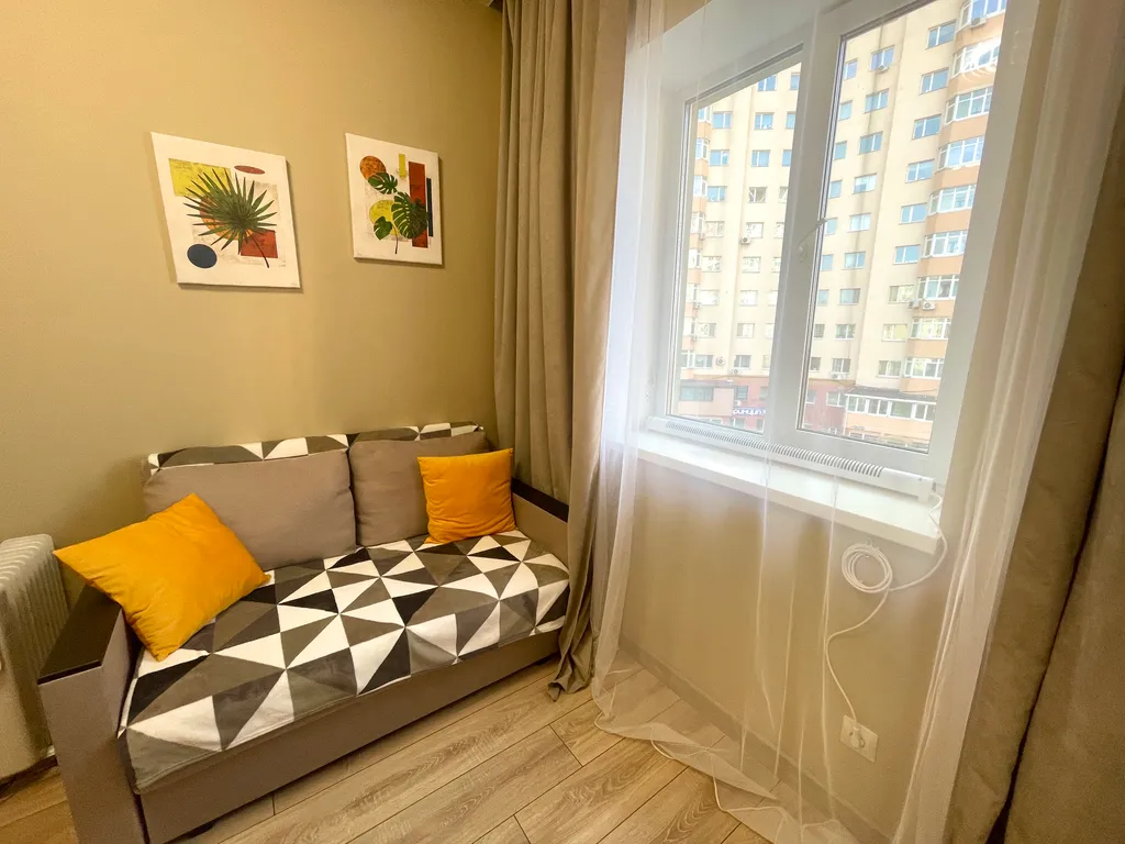 Студия после дизайнерского ремонта с видом на море