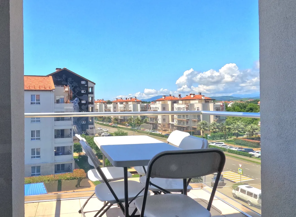 Студия с балконом и видом на синее море и горы