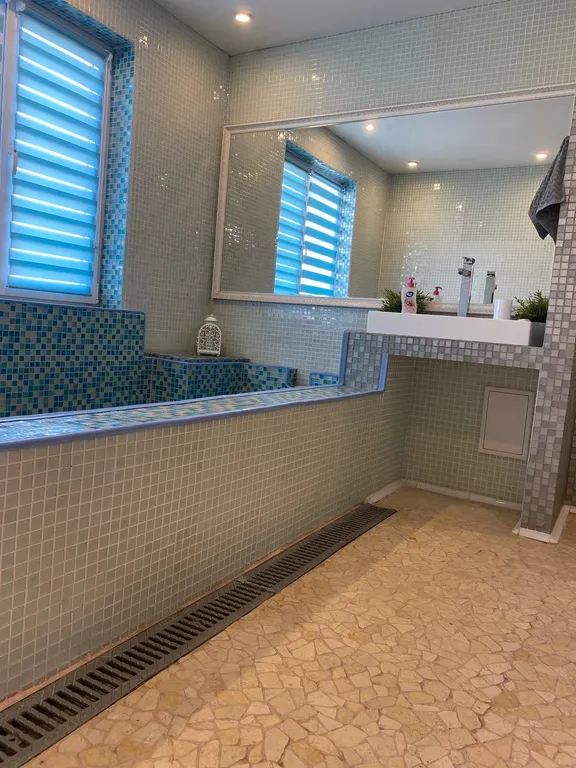 Пятикомнатная квартира с сауной и кинотеатром в центре