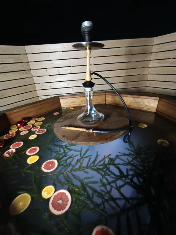 Уютный А-фрейм с чаном у озера