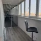 Балкон с видом на город, где можно посидеть, выпить вина