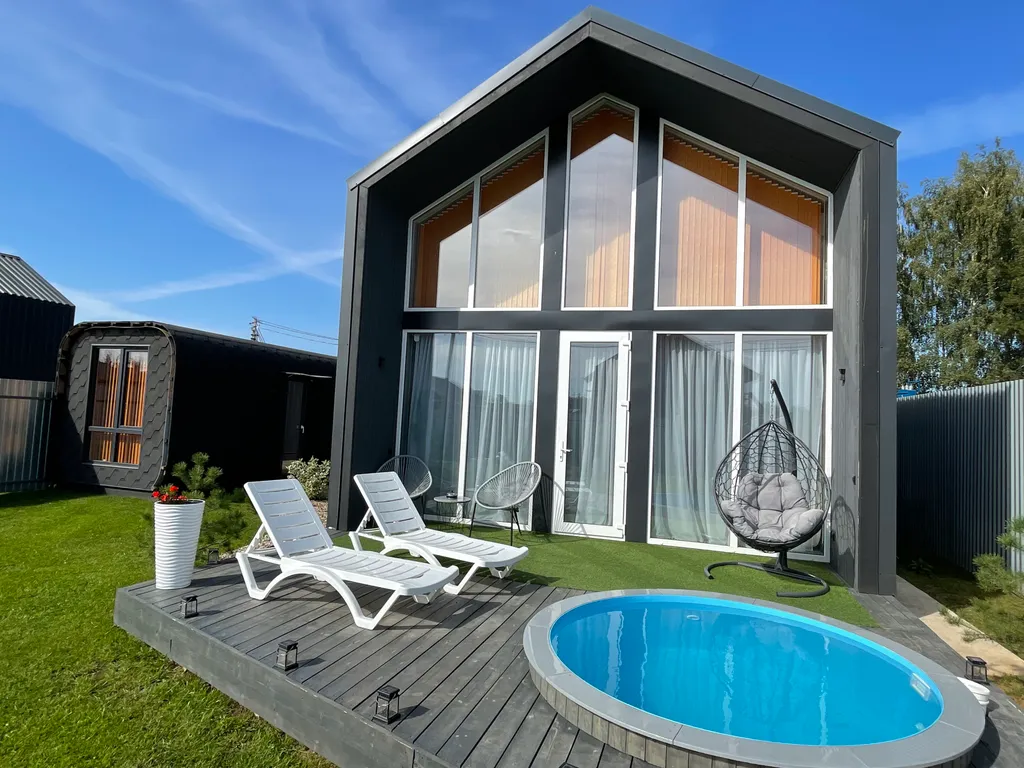 Дом в стиле барнхаус с тёплым бассейном и сауной