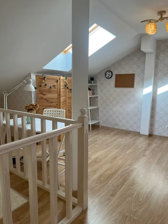 Светлая квартира с мансардой в центре города