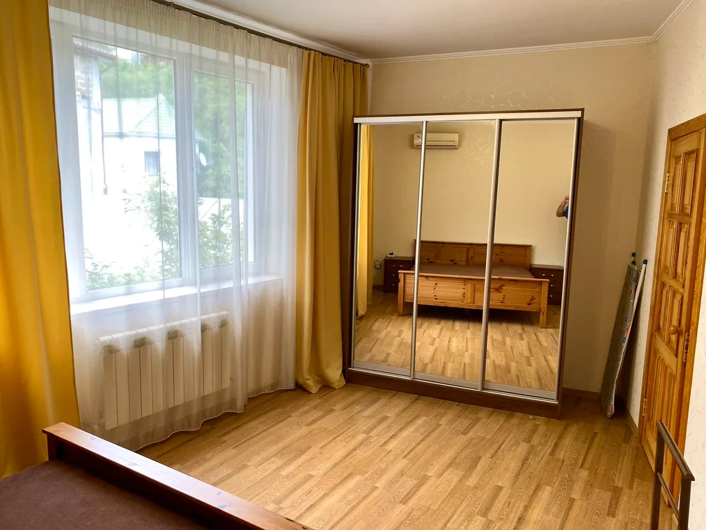 Этаж в доме со своим двором близко к морю