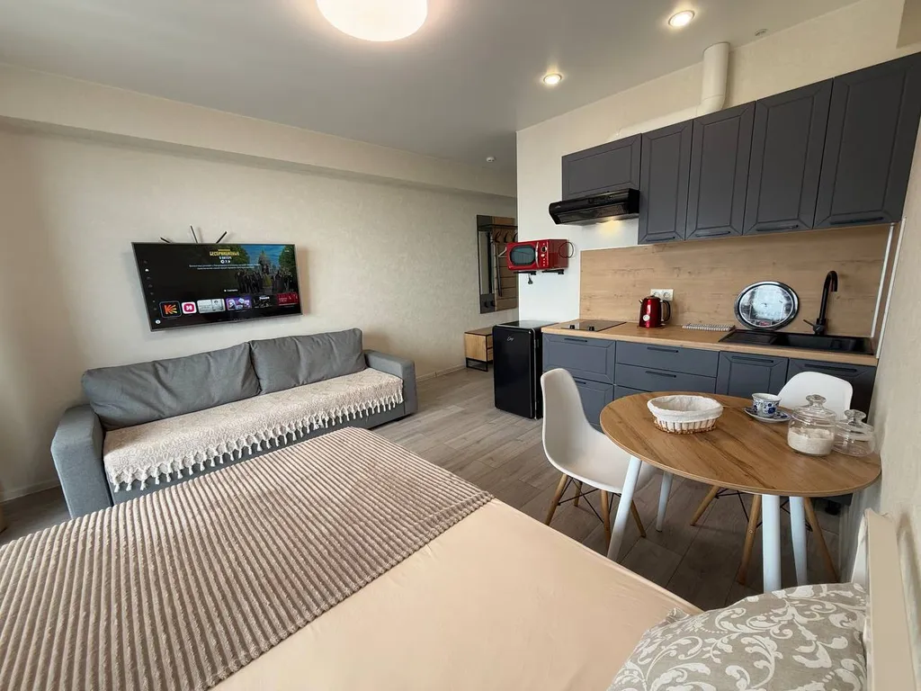 Ретро студия с панорамными окнами с видом на море, бассейн