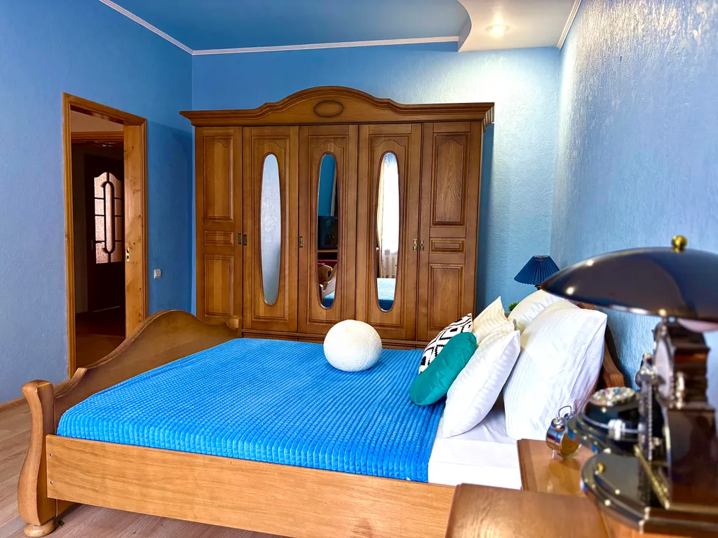 Двухэтажный дом из 5 комнат, с уютным двориком и мангалом