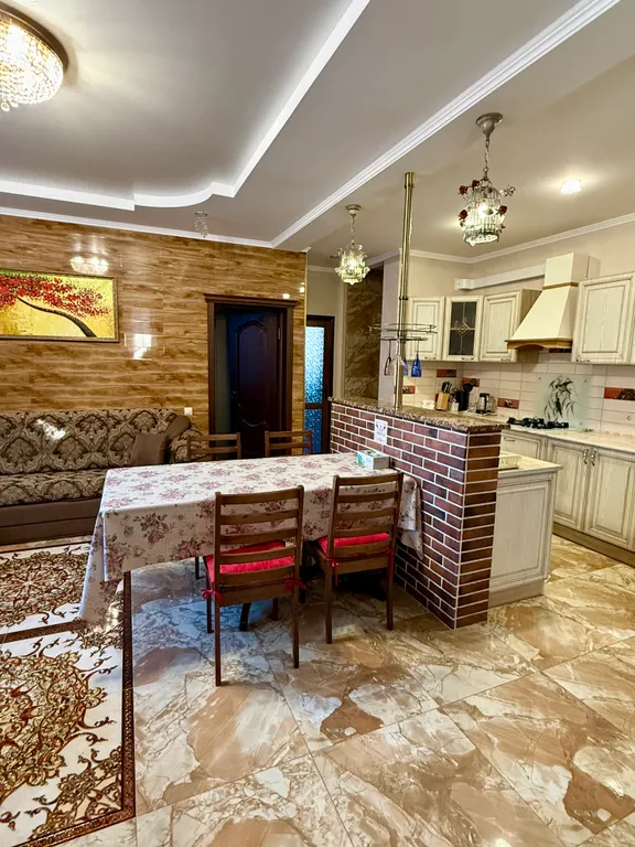 Изумрудный дизайнерский коттедж с бассейном